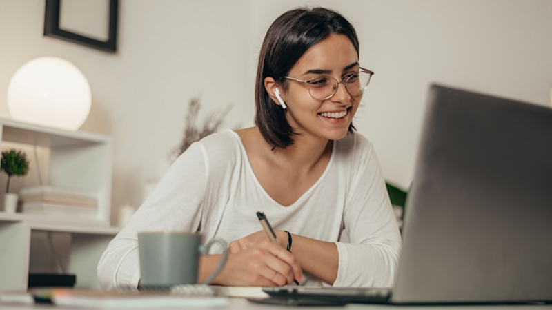 Frau schreibt an Laptop